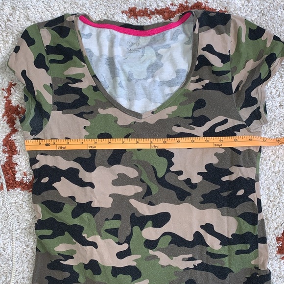 Energie- Camoflage V-Neck Baby Tee- Sz XL- 95% Cotton/5% Spandex - Picture 4 of 6
